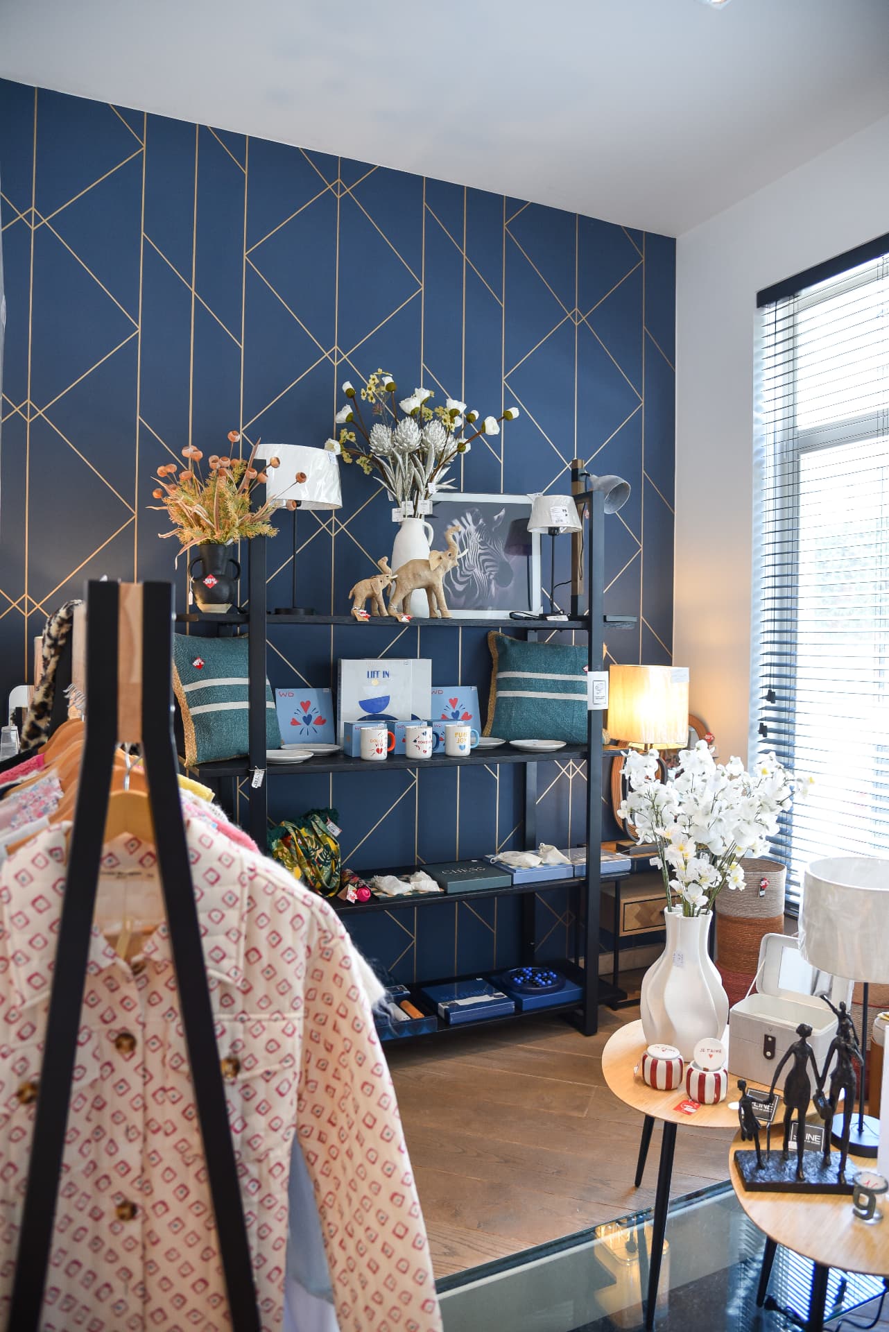 Mur bleu et étagère décorée