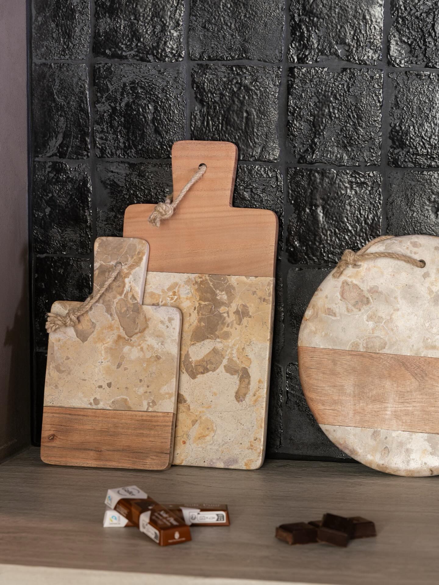 Planches en bois et marbre, moulins à poivre et accessoires de table