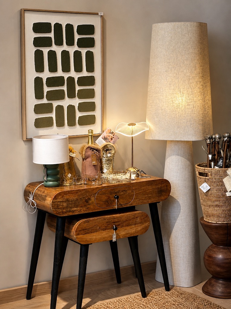 Console en bois clair avec lampes et objets décoratifs